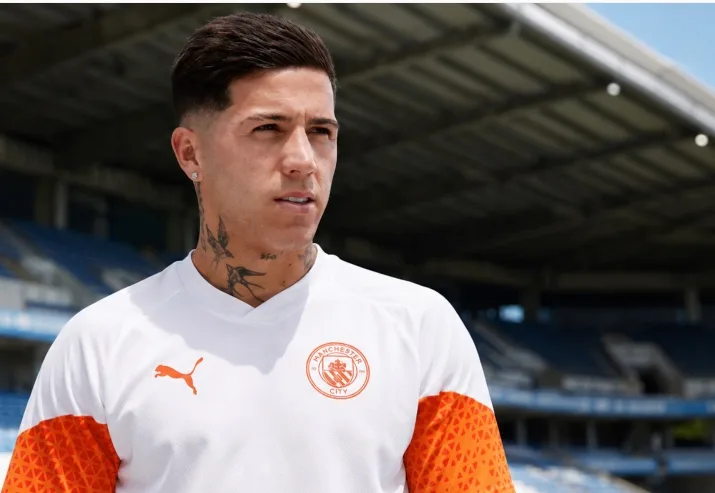 Enzo Fernandez in Chelsea colours, with Manchester City's interest confirmed by Fabrizio Romano.